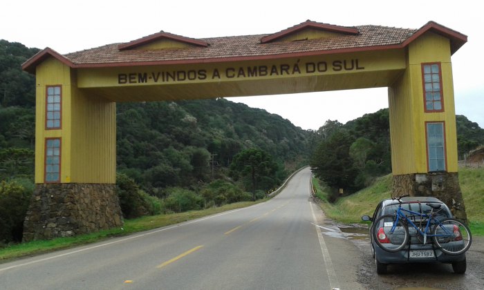 Entrada da cidade Cambará do Sul que esta entre os lugares baratos para viajar no Brasil. 